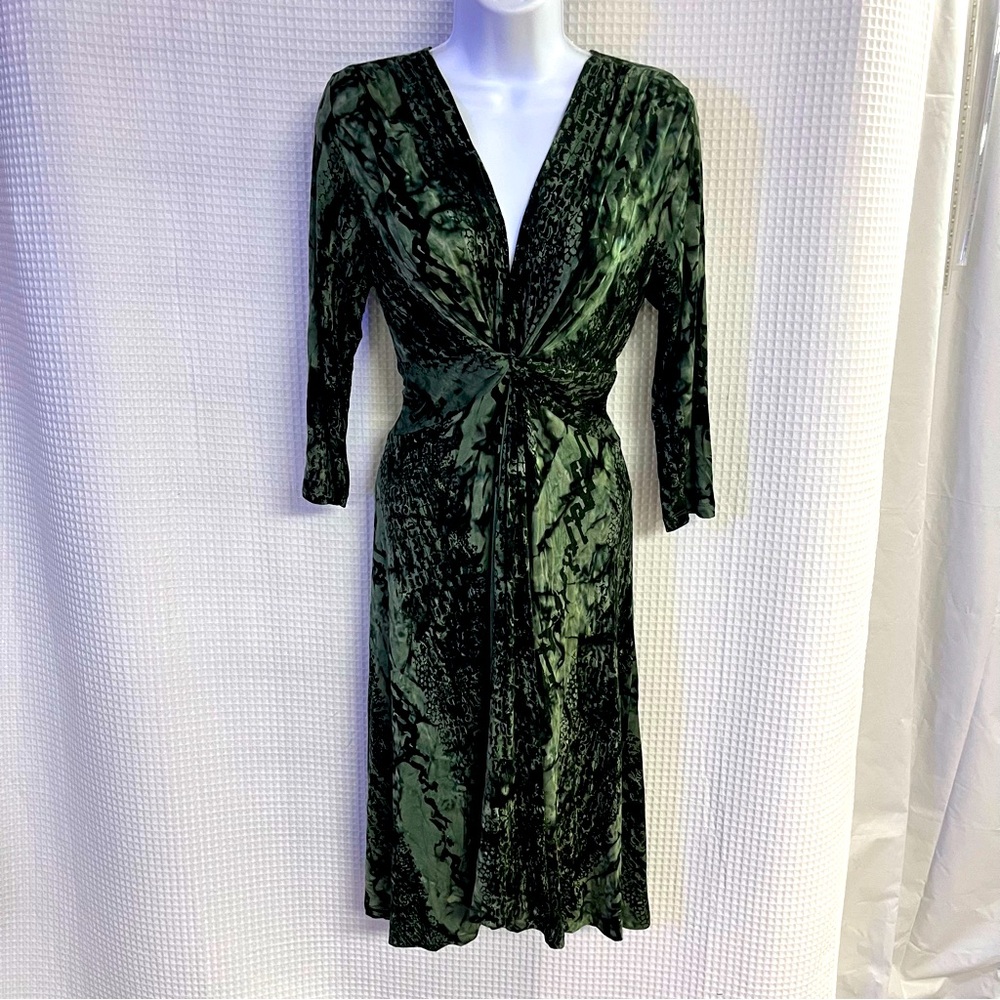 Casual Living ladies green multi colored sheath dress size medium
